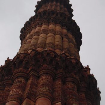 de prachtig bewerkte Qutb Minar toren 